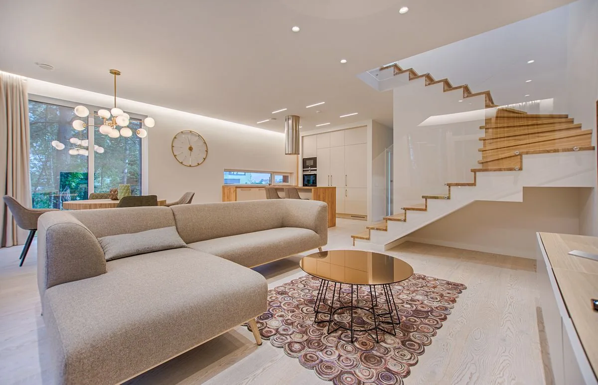 A bright, freshly cleaned open-plan living room in Orlando